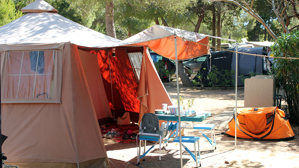 Camping Le Mas : tente pinede